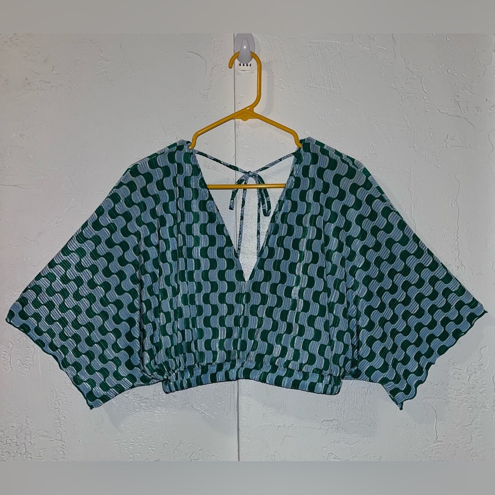 143 Story by Line Up Blue and Green Dolmen Sleeve Crop Top - NWT